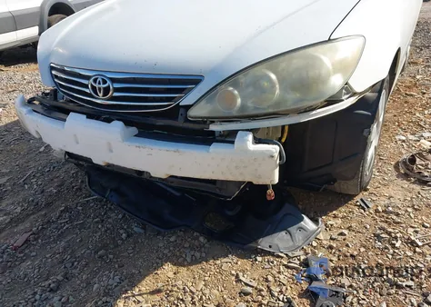 2005 Toyota Camry Le z USA, uszkodzony, nr VIN 4T1BE32K75U633665